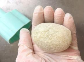 由于这次用的模具是螃蟹型，所以要把面团轻轻捏成椭圆型