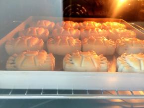 送回烤箱，180度，烤13～15分钟。注意观察状态再考虑实际烘烤时间。