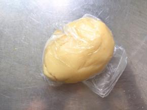 揉成团，密封醒面1～2小时