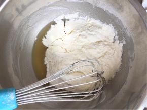 筛入面粉和奶粉拌匀