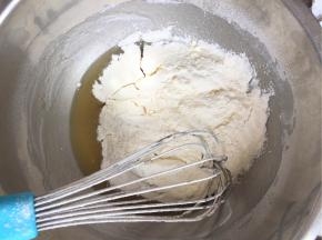 筛入面粉和奶粉拌匀