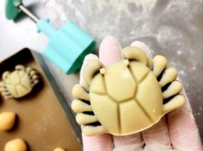 压出花纹，摆入烤盘