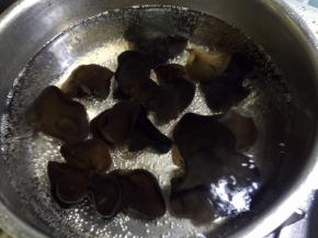 锅中烧开水，放入木耳煮开