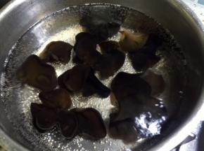 锅中烧开水，放入木耳煮开