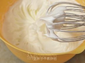 往蛋白中分3次加入糖粉，用电动打蛋器打至干性发泡。（首先，用打蛋器低速将蛋白搅打至起鱼眼泡，加入1/3的糖粉。接着，继续用电动打蛋器高速搅打，至蛋白体积膨胀1倍，再加入1/3的糖粉。然后，继续用电动打蛋器中速搅打，稍微出现纹路，加入剩余的1/3的糖粉。最后低速搅打，直至明显感到阻力，提起打蛋器时尖端是直立的尖峰即可。）