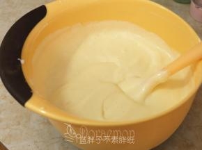 再将蛋糕糊倒回蛋白霜中，继续用翻拌的手法拌匀，直至看不到一丝蛋白，面糊呈细腻光滑状。