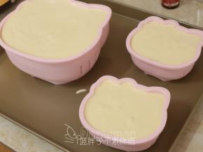 将面糊倒入3个学厨KT硅胶模中，稍微震两三下。