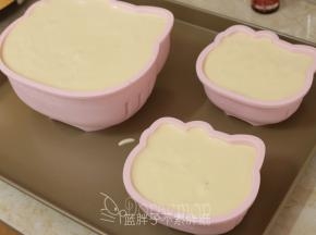 将面糊倒入3个学厨KT硅胶模中，稍微震两三下。
