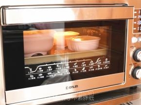 送入预热好的烤箱，上火140℃，下火130℃，下层，烘烤60分钟。