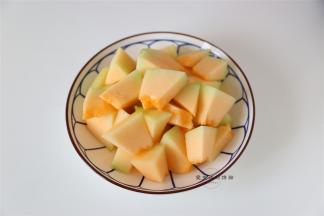 先将哈密瓜去皮去瓢切小块一些。