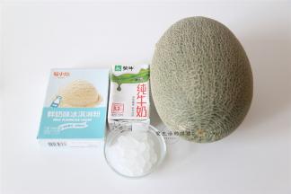 准备好食材，哈密瓜是5斤一个的，这里的馅用了半个哈密瓜。