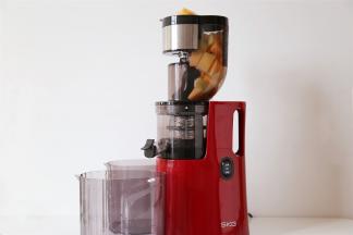 把哈密瓜肉放入SKG原汁机里面，启动正转功能，