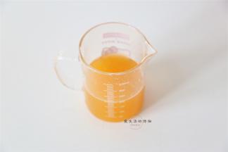 把果汁倒出来，加点冰块，一口气喝光，接下来咱们就有力气炒馅了~