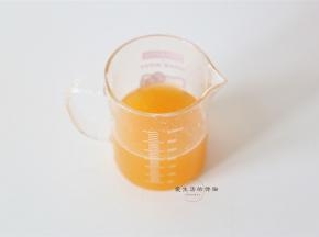 把果汁倒出来，加点冰块，一口气喝光，接下来咱们就有力气炒馅了~