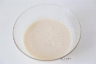 接着把牛奶倒入碗内，再倒入冰淇淋粉，用打蛋器混合至无干粉，冷藏静置15分钟。