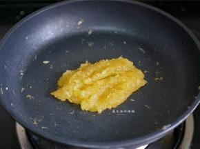 大约8分钟左右，糖已经完全融化，看到馅变得透明又粘稠，那就是做好了，熄火放凉。