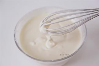 15分钟后，把冰淇淋糊拿出，用电动打蛋器搅打4分钟，当看见冰淇淋糊会变得粘稠，就做好了。