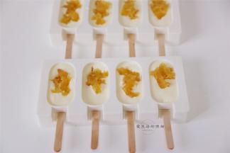 准备好雪糕模具，先插入雪糕棍，倒入一半的冰淇淋液，再把哈密瓜馅放入雪糕里。