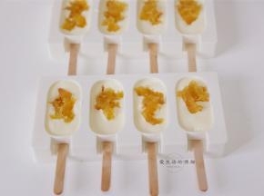 准备好雪糕模具，先插入雪糕棍，倒入一半的冰淇淋液，再把哈密瓜馅放入雪糕里。