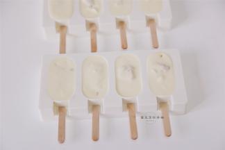 用勺子加入适量的冰淇淋糊填满模具，放入冰箱冷冻3小时即可，要是没模具的可以直接冷冻，挖着吃也超过瘾！