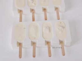 用勺子加入适量的冰淇淋糊填满模具，放入冰箱冷冻3小时即可，要是没模具的可以直接冷冻，挖着吃也超过瘾！