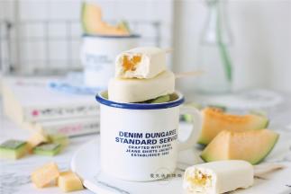 冻好的冰淇淋可以开吃啦，咬一口~里面甜糯拉丝的哈密瓜馅一眼就看到，冰爽清香的哈密瓜味混合着奶香，让人欲罢不能