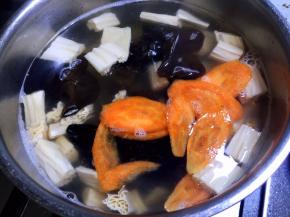 放入胡萝卜片煮30秒，捞出全部食材，沥干水分