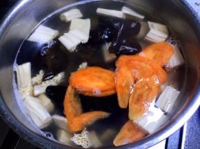 放入胡萝卜片煮30秒，捞出全部食材，沥干水分