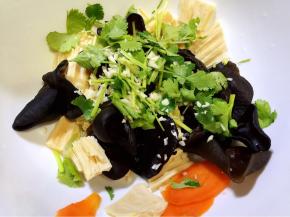 木耳、腐竹、胡萝卜、香菜和蒜末放碗中