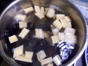 放入腐竹煮开
