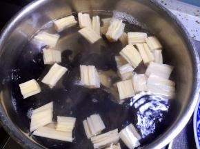 放入腐竹煮开