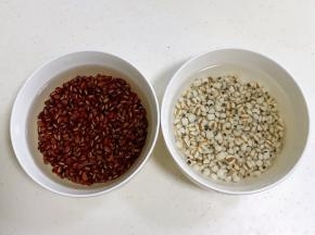 赤小豆和薏米用清水浸泡一个晚上，天热请放在冰箱内冷藏过夜。