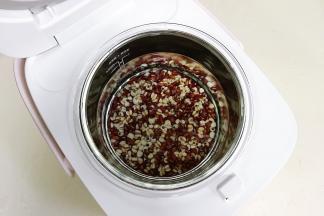 玻璃内胆放入电饭煲，倒入纯净水。