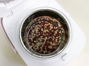 玻璃内胆放入电饭煲，倒入纯净水。