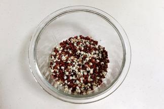 泡好的赤小豆和薏米冲洗干净，放入美的BB煲玻璃内胆中。