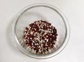 泡好的赤小豆和薏米冲洗干净，放入美的BB煲玻璃内胆中。