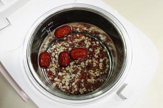 红枣冲洗下放入。