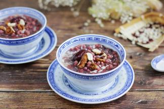 炖煮剩余5分钟时候加入3～4勺的甜酒酿和2块冰糖或红糖。