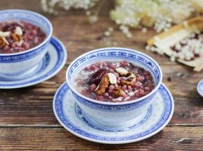 炖煮剩余5分钟时候加入3～4勺的甜酒酿和2块冰糖或红糖。