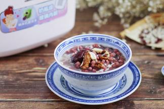 祛湿健脾又营养丰富的红豆薏米甜酒酿就制作完成了。