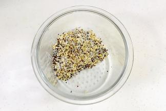 大米、小米和藜麦直接放入美的BB煲玻璃内胆中，清水冲洗2～3次。