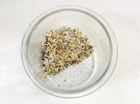 大米、小米和藜麦直接放入美的BB煲玻璃内胆中，清水冲洗2～3次。