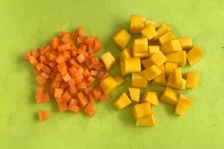 胡萝卜和南瓜去皮切丁。