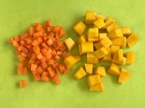 胡萝卜和南瓜去皮切丁。