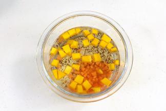 接着加入切好的胡萝卜和南瓜，倒入清水。