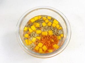 接着加入切好的胡萝卜和南瓜，倒入清水。