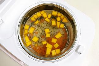 把玻璃内胆放入美的BB煲中，盖好盖子。