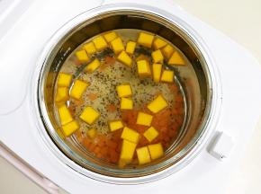 把玻璃内胆放入美的BB煲中，盖好盖子。