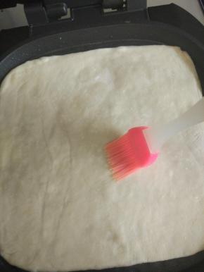 放入饼铛，饼上面刷油，