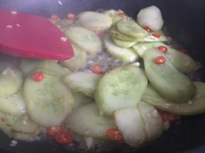 炒出辣味后，倒入半碗清水，大火烧开；